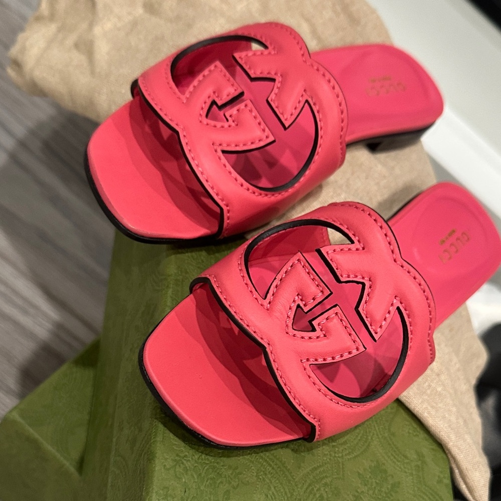 New w Box Gucci Pink Interlocking G Leather Slide Sandals Size 35 5 / 5.5